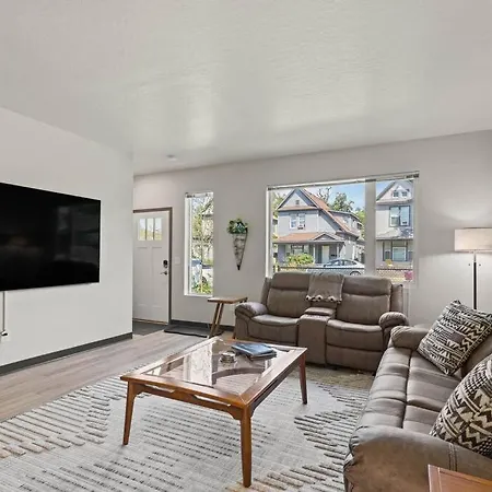 Brand New 3Bd 2 5Bth Triplex Unit Near Downtown Apartment
